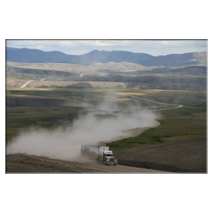 Auf dem Dempster Highway/Kanada fahren die Trucks mit 100 auf der Piste